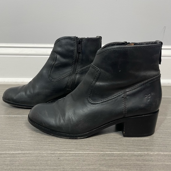 Frye Women's Claire Bootie Ankle Boot Black Leather Side Zip Classic Minimalist - Picture 3 of 13
